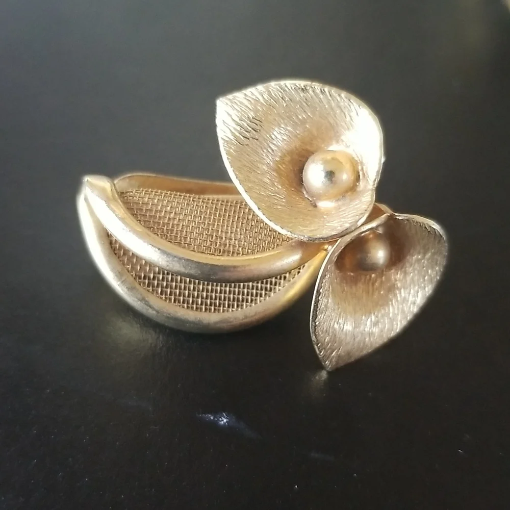 Vintage Hobé Gold Tone Mesh Flower Design Earrings - Picture 2 of 4